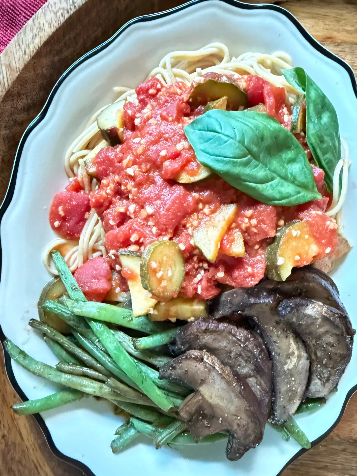 Spaghetti with tomato sauce, roasted portobello and green beans