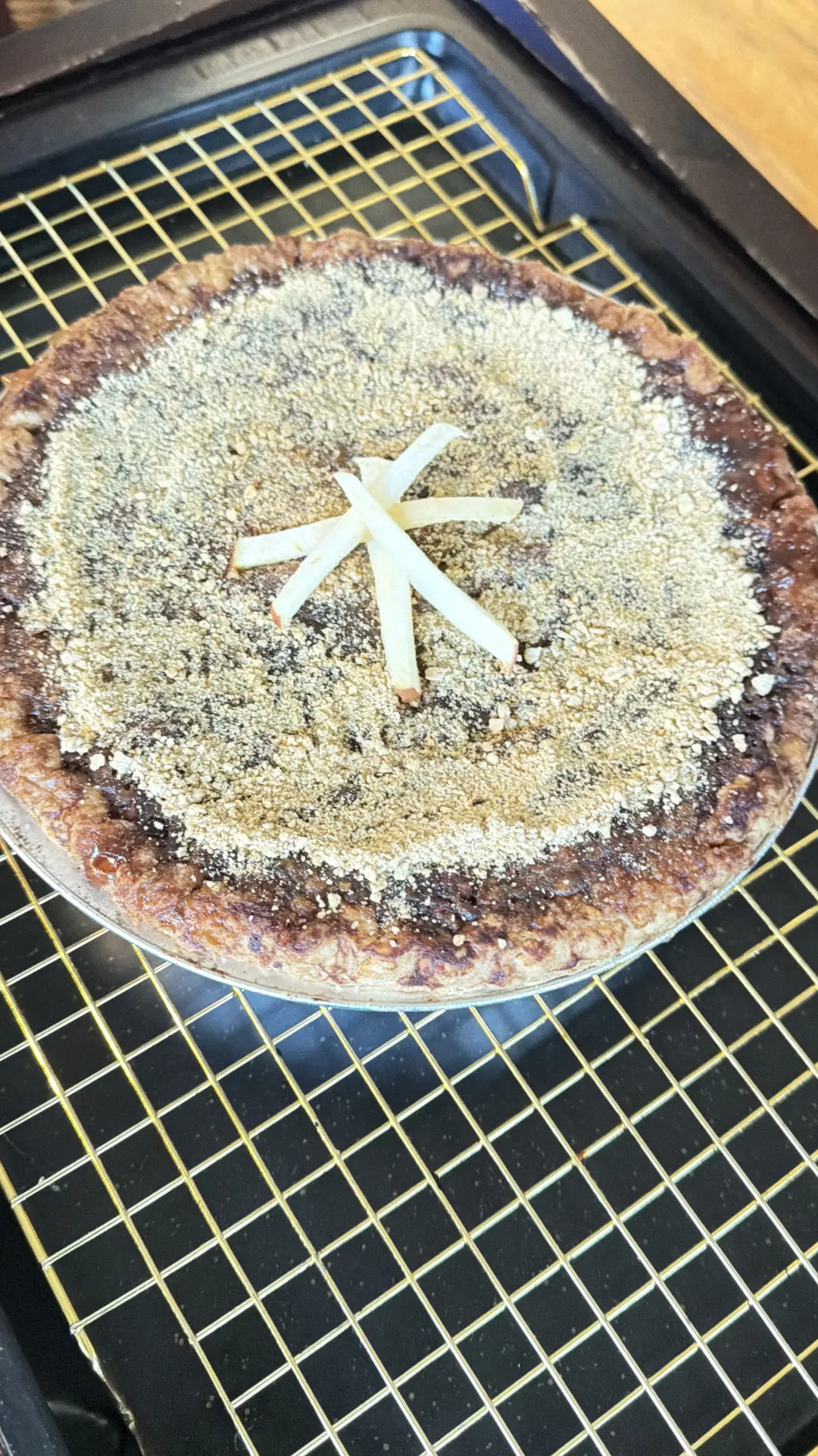 Cacao tart with streusel topping and apple garnish